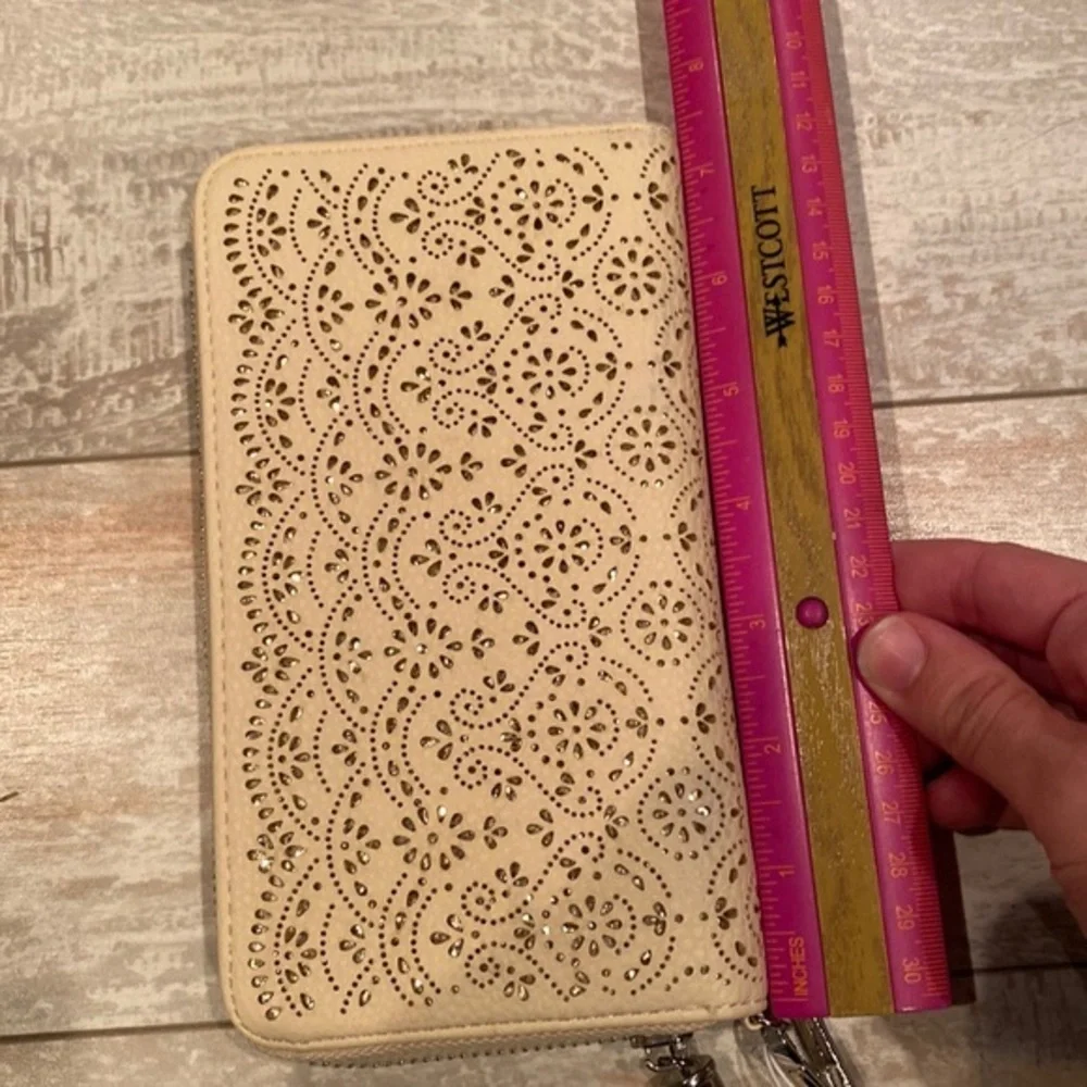 NEW‎ Cream/Gold Wristlet Wallet